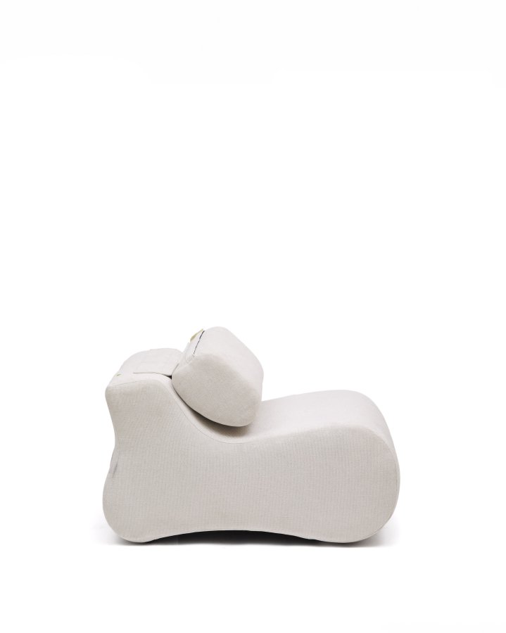 KAVE HOME Club lenestol, m. sammenleggbar hodesttte - perlefarget chenillestoff