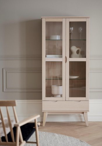 ROWICO Filippa vitrineskab, m. 2 lger og 1 skuffe - glas og hvidpigmenteret egetr