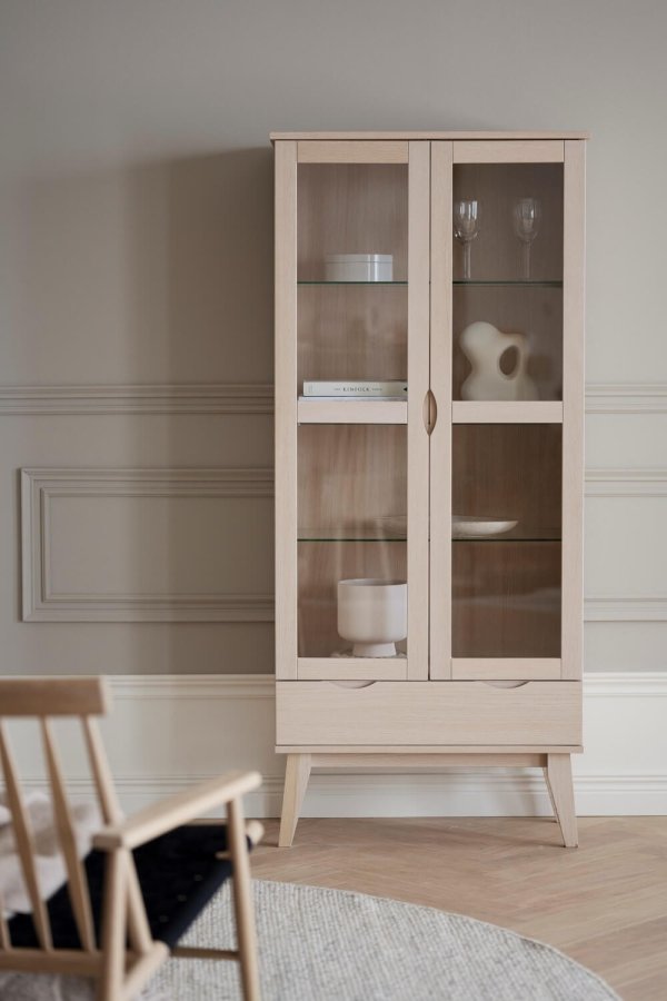 ROWICO Filippa vitrineskab, m. 2 lger og 1 skuffe - glas og hvidpigmenteret egetr