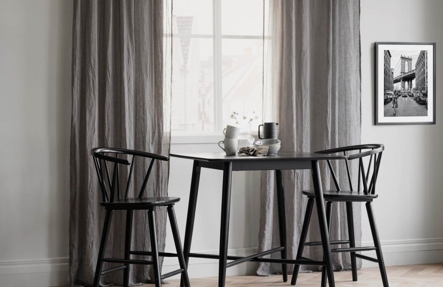 ROWICO Lotta Stehtisch, quadratisch - schwarzes Eschenfurnier und Gummibaumholz (90x90)