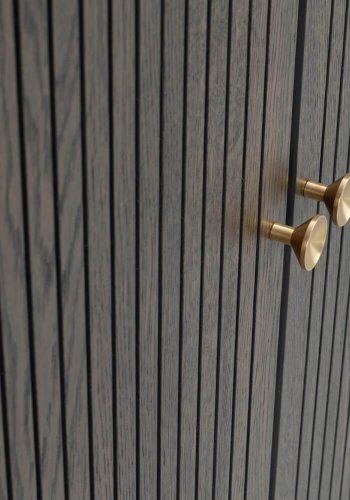 ROWICO Clearbrook skab 79, m. 2 lger og 1 skuffe - brun egetrsfiner og sort metal