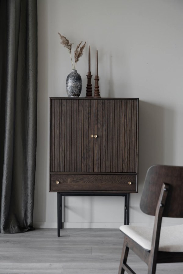 ROWICO Clearbrook skab 79, m. 2 lger og 1 skuffe - brun egetrsfiner og sort metal