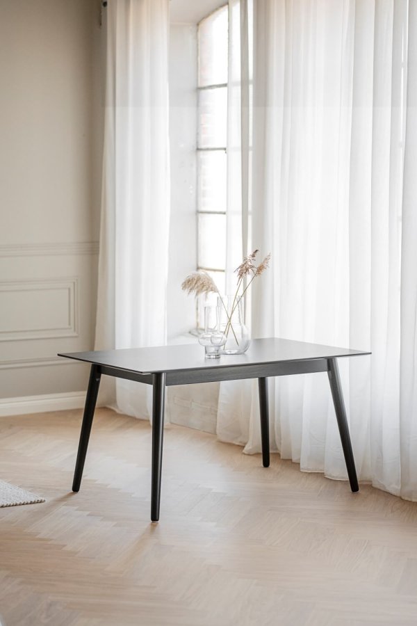 ROWICO Lotta spisebord - svart ask finer og gummitre (140x90)