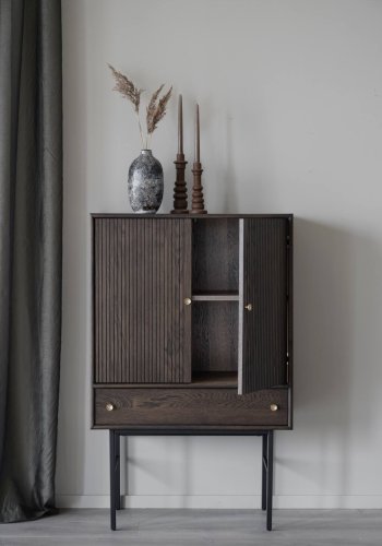 ROWICO Clearbrook skab 79, m. 2 lger og 1 skuffe - brun egetrsfiner og sort metal