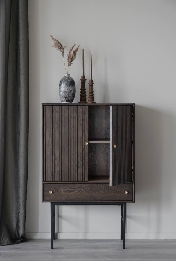 ROWICO Clearbrook skab 79, m. 2 lger og 1 skuffe - brun egetrsfiner og sort metal