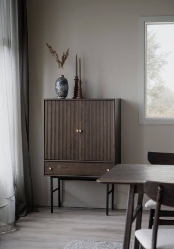 ROWICO Clearbrook skab 79, m. 2 lger og 1 skuffe - brun egetrsfiner og sort metal