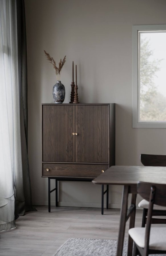 ROWICO Clearbrook skab 79, m. 2 lger og 1 skuffe - brun egetrsfiner og sort metal