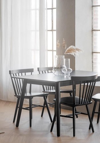 ROWICO Lotta spisebord - svart ask finer og gummitre (140x90)