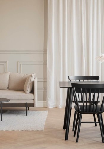 ROWICO Lotta spisebord - svart ask finer og gummitre (140x90)