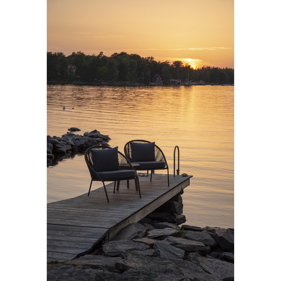 VENTURE DESIGN Lindos loungestol, med pute - svart polyestertau, aluminium og stl