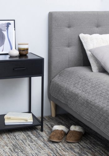 ACT NORDIC Seaford natbord, m. 1 hylde og 1 skuffe - sort melaminask og metal (42x35)