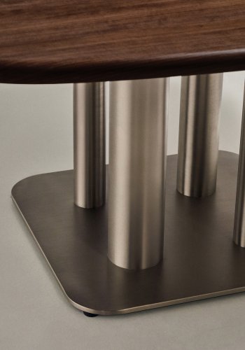 KAVE HOME Melvar spisebord. kvadratisk - brun valn�ddefiner og b�rstet rustfrit st�l (121x121)