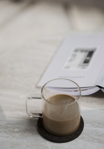 ROWICO Taransay Couchtisch, rund – beigefarbener Travertin und weiß gekalkte Eiche (60)