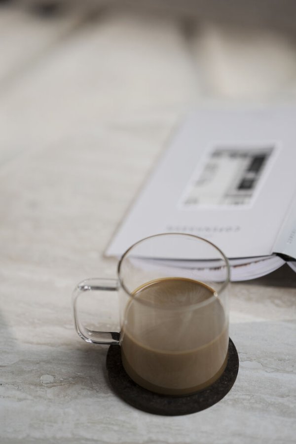 ROWICO Taransay Couchtisch, rund – beigefarbener Travertin und weiß gekalkte Eiche (60)