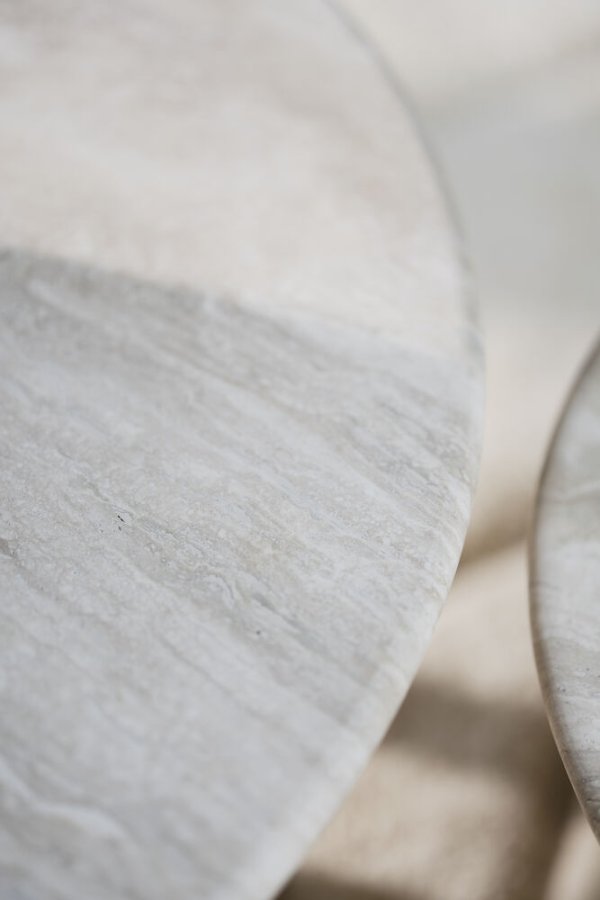 ROWICO Taransay Couchtisch, rund – beigefarbener Travertin und weiß gekalkte Eiche (60)