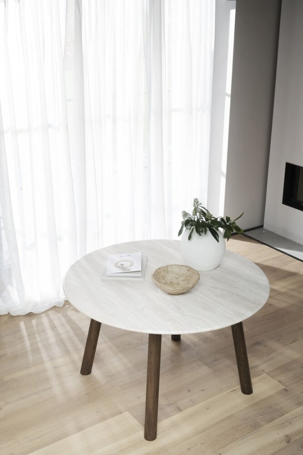 ROWICO Taransay spisebord, rundt - beige travertin og brun eik (125)