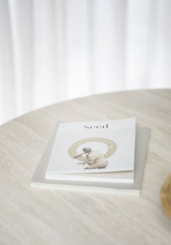 ROWICO Taransay spisebord, rundt - beige travertin og brun eik (125)