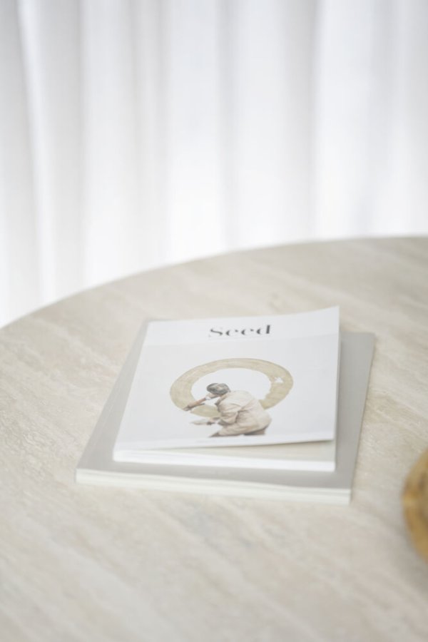 ROWICO Taransay spisebord, rundt - beige travertin og brun eik (125)