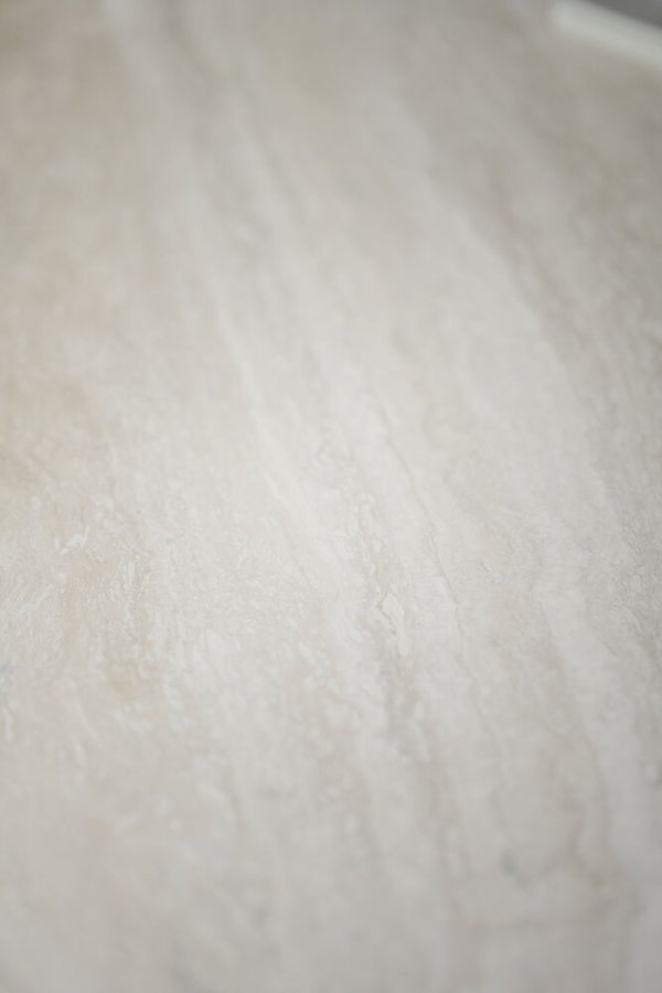 ROWICO Taransay spisebord, rundt - beige travertin og brun eik (125)