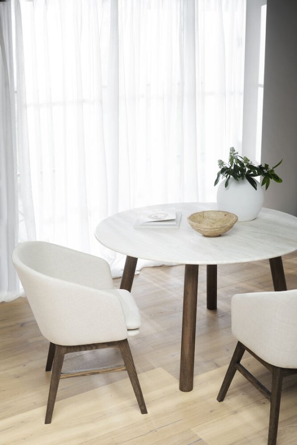 ROWICO Taransay spisebord, rundt - beige travertin og brun eik (125)