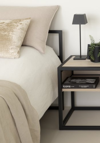 SPINDER DESIGN Diva One-Nightstand nattbord, m. 1 hylle - oljet eik og sort stl (40x40)