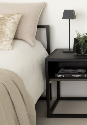 SPINDER DESIGN Diva One-Nightstand nattbord, m. 1 hylle - oljet eik og sort stl (40x40)