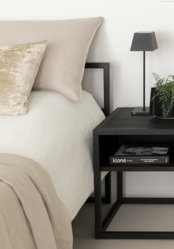 SPINDER DESIGN Diva One-Nightstand nattbord, m. 1 hylle - svart eik og svart stl (40x40)