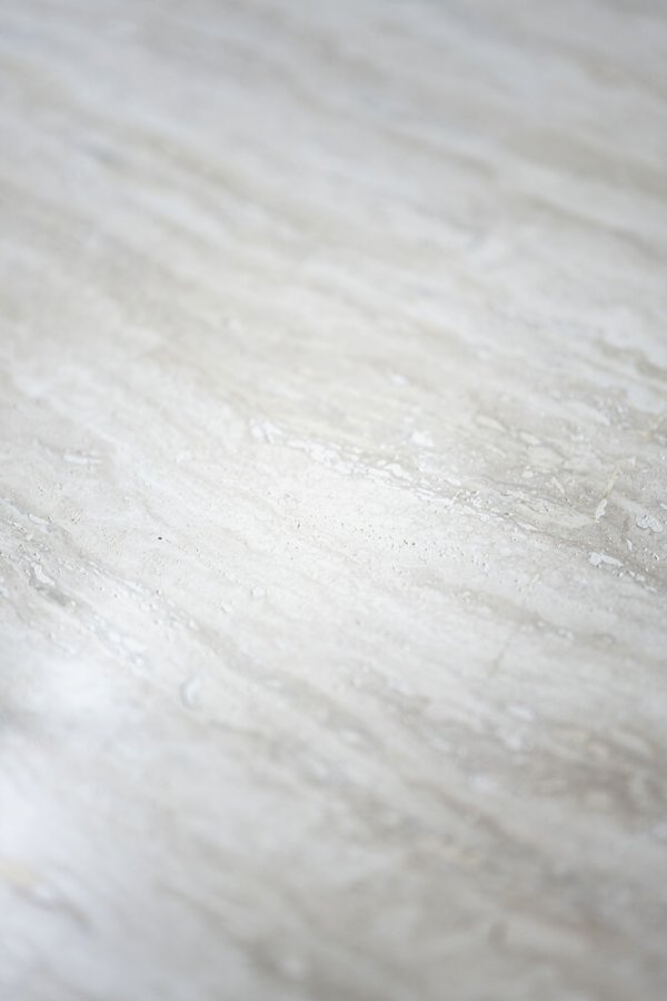 ROWICO Taransay spisebord, rundt - beige travertin og hvitkalket eik (125)