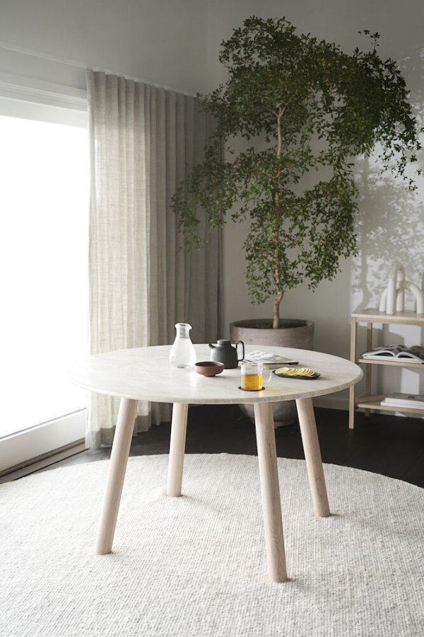 ROWICO Taransay spisebord, rundt - beige travertin og hvitkalket eik (125)