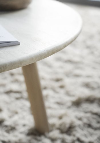 ROWICO Taransay Couchtisch, rund – beigefarbener Travertin und weiß gekalkte Eiche (60)