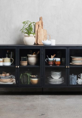 Skjenk i plysj, m. 4 drer og 1 hylle - glass og sort metall