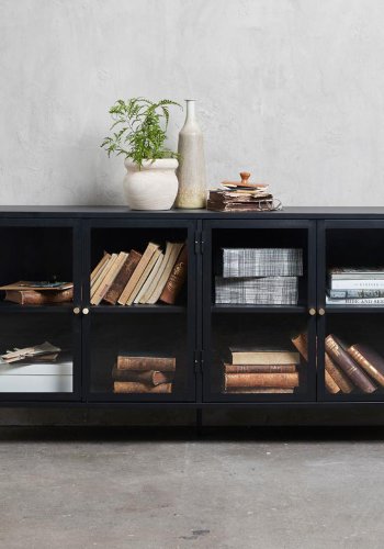 Skjenk i plysj, m. 4 drer og 1 hylle - glass og sort metall