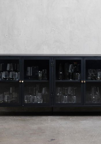 Skjenk i plysj, m. 4 drer og 1 hylle - glass og sort metall