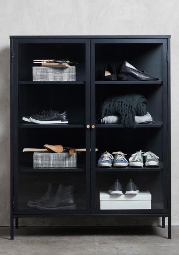 Plysjskap, m. 2 drer og 3 hyller - glass og svart metall (H:140)