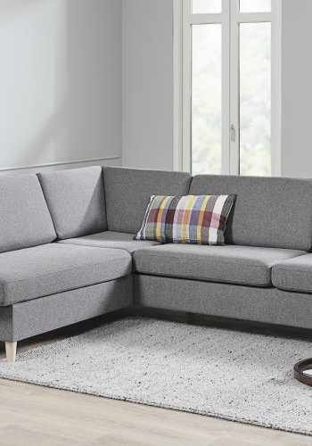 Wendy sett 2 OE venstre sofa, med sjeselong - grtt polyesterstoff og naturlig tre