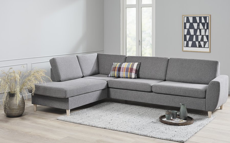 Wendy sett 2 OE venstre sofa, med sjeselong - grtt polyesterstoff og naturlig tre