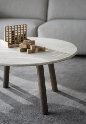 ROWICO Taransay salongbord, rundt - beige travertin og brun eik (90)