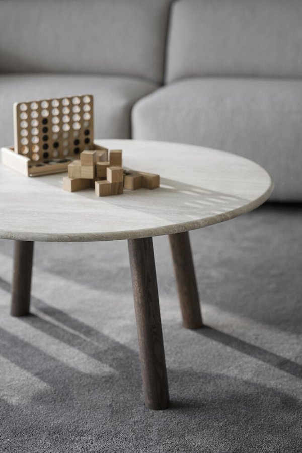 ROWICO Taransay salongbord, rundt - beige travertin og brun eik (90)