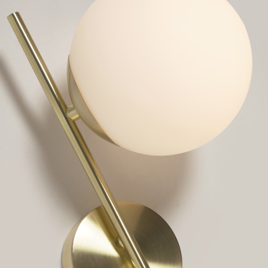 KAVE HOME Mahala vegglampe - hvitt frostet glass og messingstl