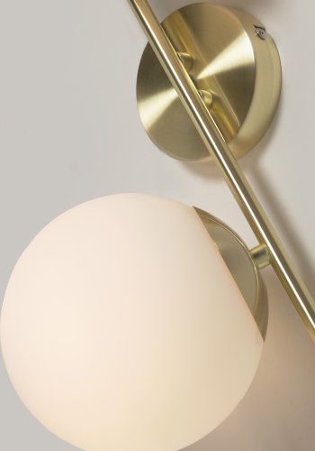 KAVE HOME Mahala vegglampe - hvitt frostet glass og messingstl