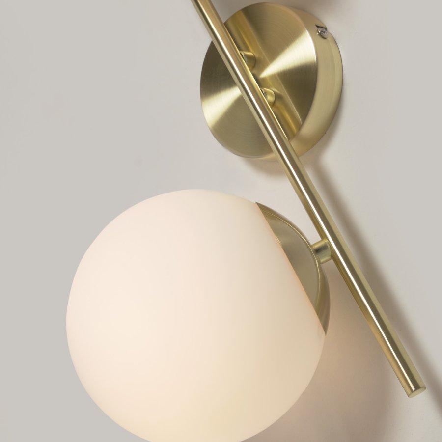 KAVE HOME Mahala vegglampe - hvitt frostet glass og messingstl