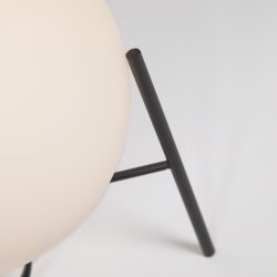 Seina bordlampe, rund - hvid matteret glas og sort stl (15)