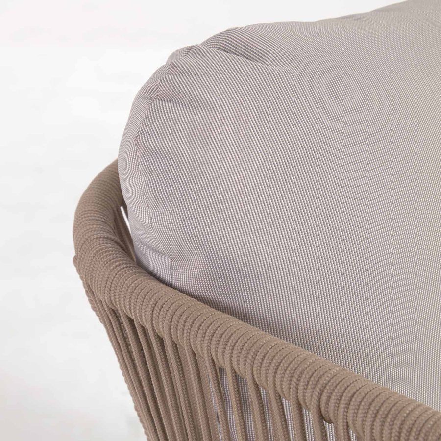 KAVE HOME Catalina hagestol, med armlener og puter - beige tau og naturlig akasietre