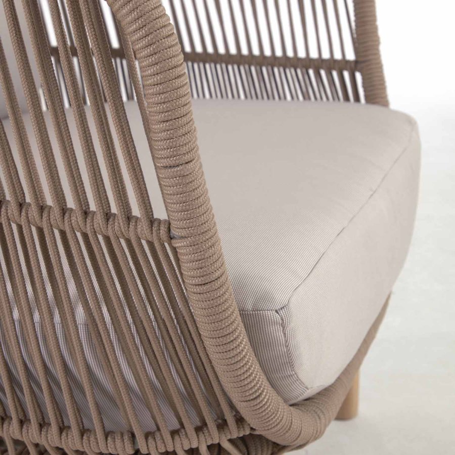 KAVE HOME Catalina hagestol, med armlener og puter - beige tau og naturlig akasietre