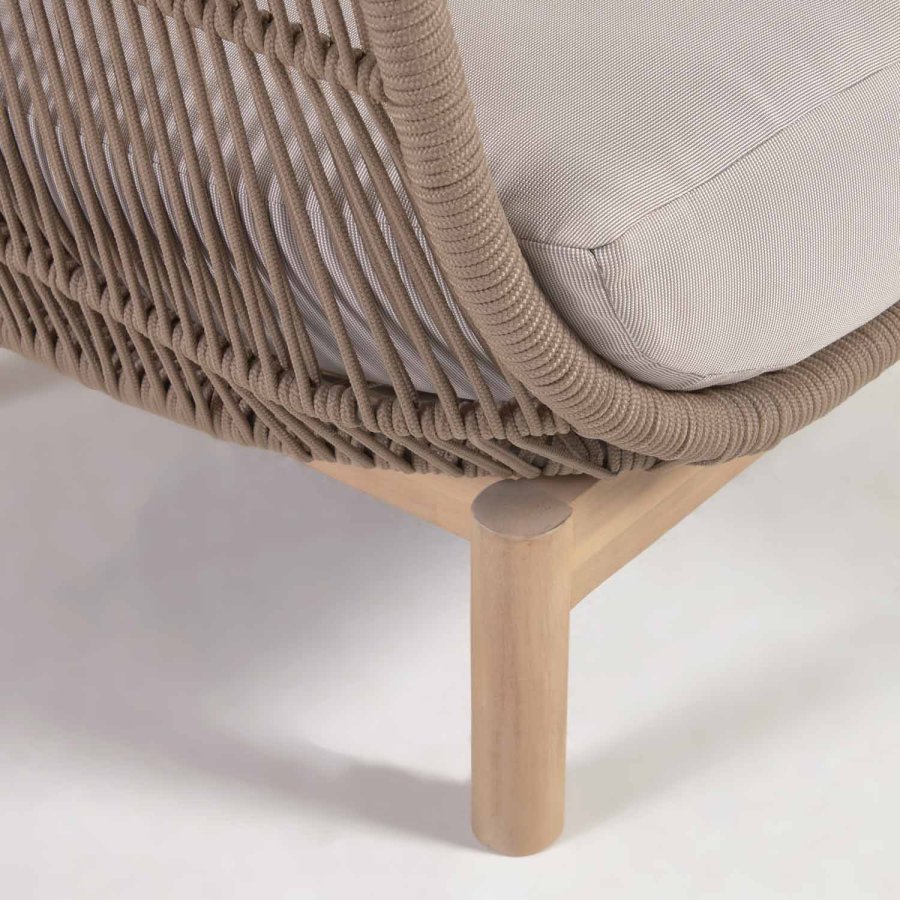KAVE HOME Catalina hagestol, med armlener og puter - beige tau og naturlig akasietre