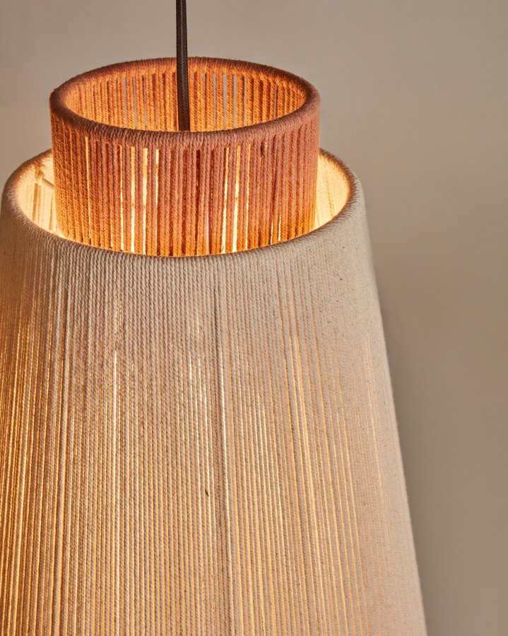 KAVE HOME Yuvia-taklampe i bomull med en beige, bl og terrakotta-finish