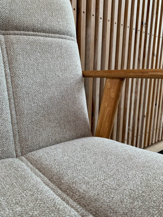 NocNoi Ven Esszimmerstuhl mit Armlehnen, Stoff und massiver Eiche - Geölt