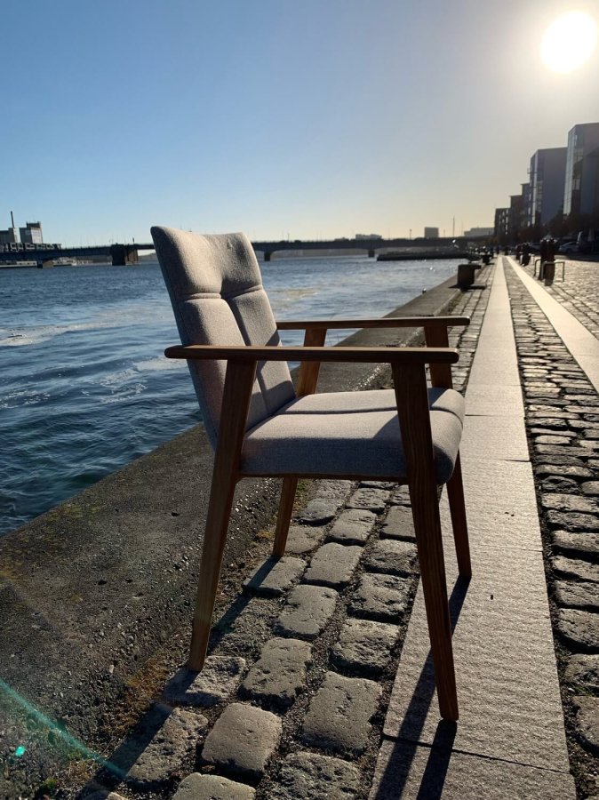 NocNoi Ven Esszimmerstuhl mit Armlehnen, Stoff und massiver Eiche - Geölt