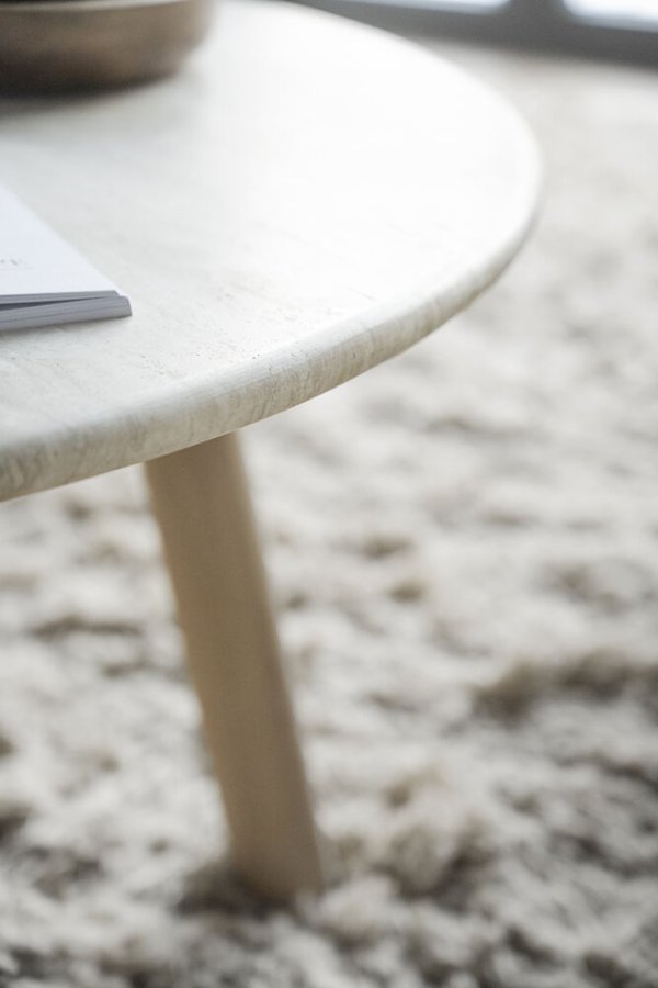 ROWICO Taransay salongbord, rundt - beige travertin og hvitkalket eik (90)