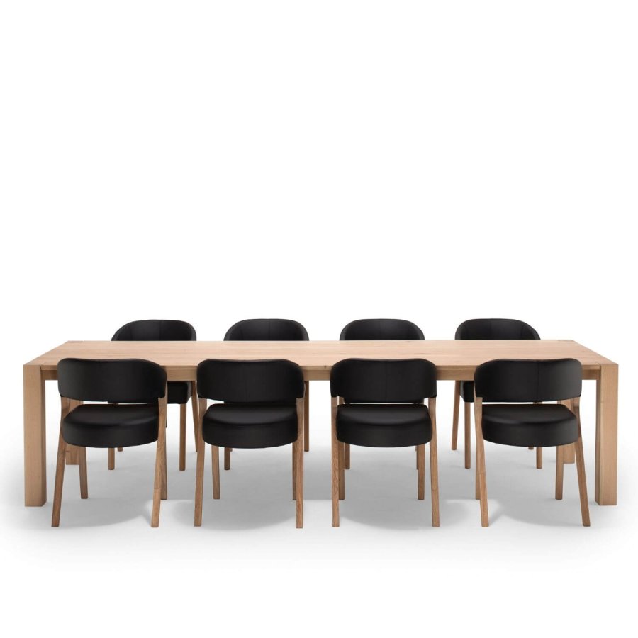 NocNoi Brokholm spisestuestol - svart imitert skinn og ben av eik, med armlener